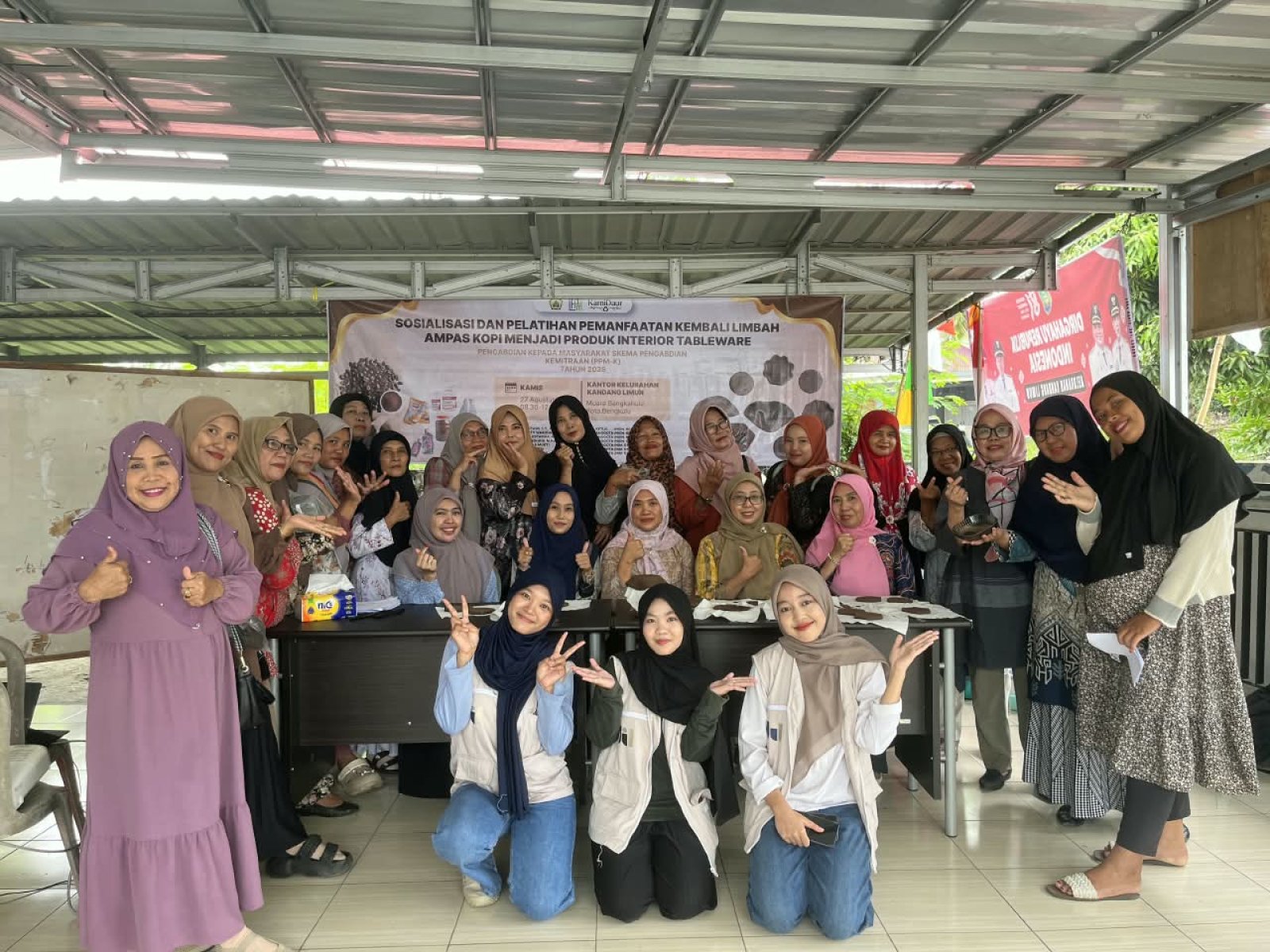 Sosialisasi dan Pelatihan Pemanfaatan Kembali Limbah Ampas Kopi Menjadi Produk Interior Tableware