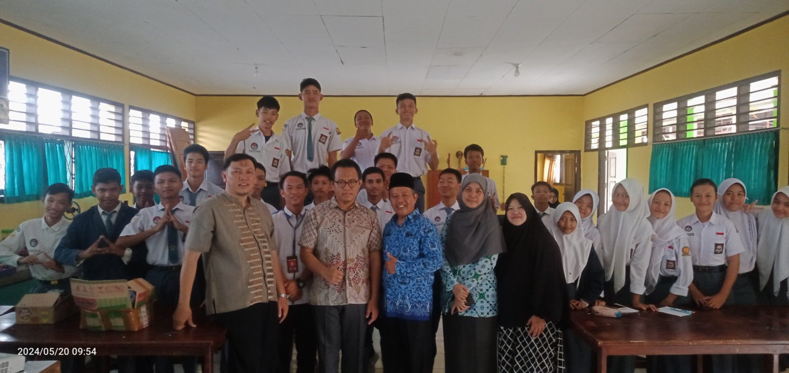 Dua Tim Dosen Teknik Elektro Universitas Bengkulu Lakukan Pengabdian di SMAN 1 Kota Bengkulu Mengenai Dunia Robotika