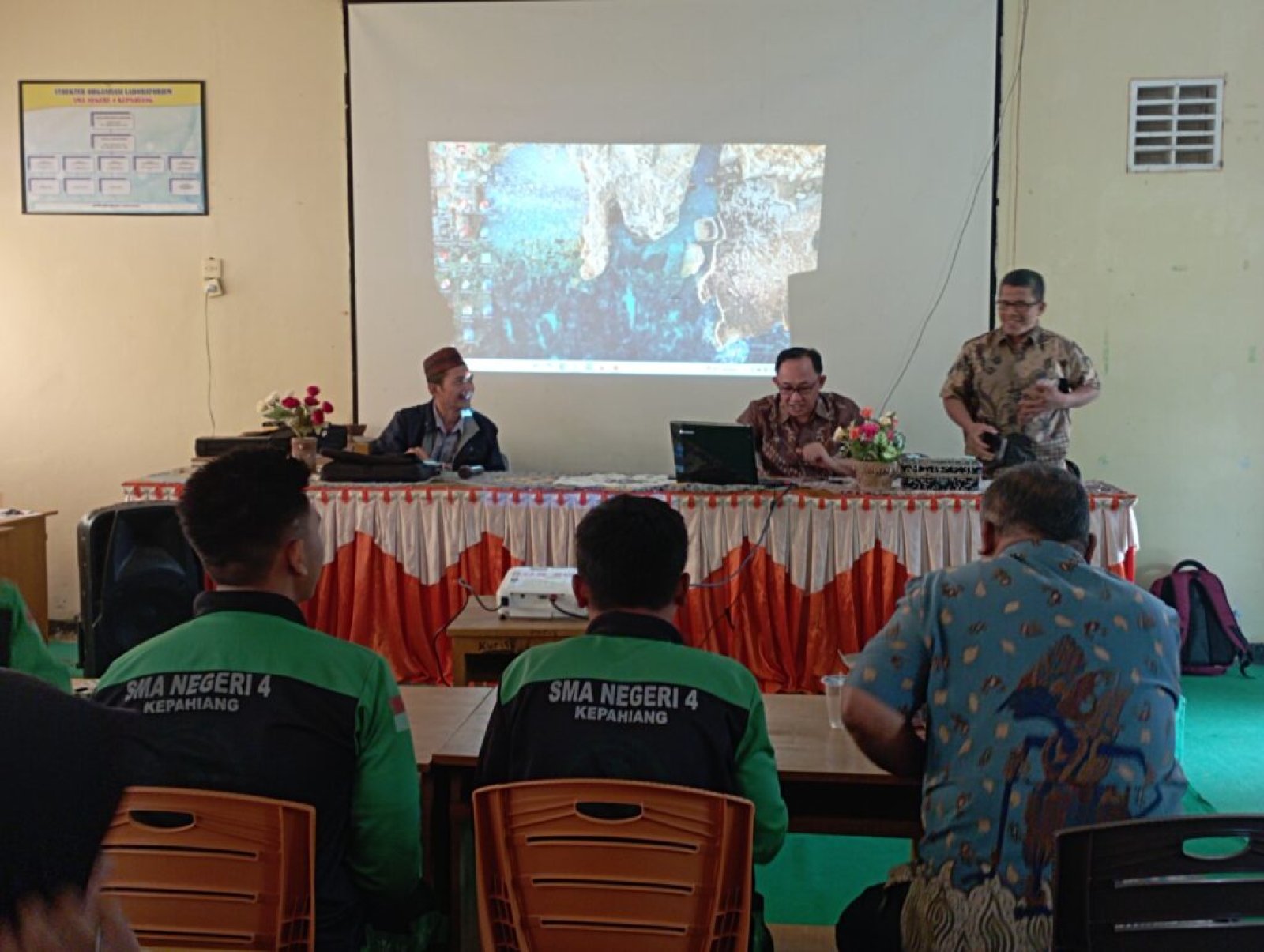Kegiatan Pengabdian Masyarakat Program Studi Teknik Mesin UNIB: Solusi Inovatif untuk Tantangan Energi dan Pelatihan pengelasan bagi Pemuda Desa