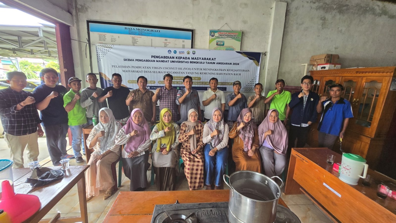 Pelatihan Pembuatan Virgin Coconut Oil (VCO) untuk Meningkatkan Kesejahteraan Masyarakat Desa Selika II oleh Dosen Program Studi Teknik Mesin