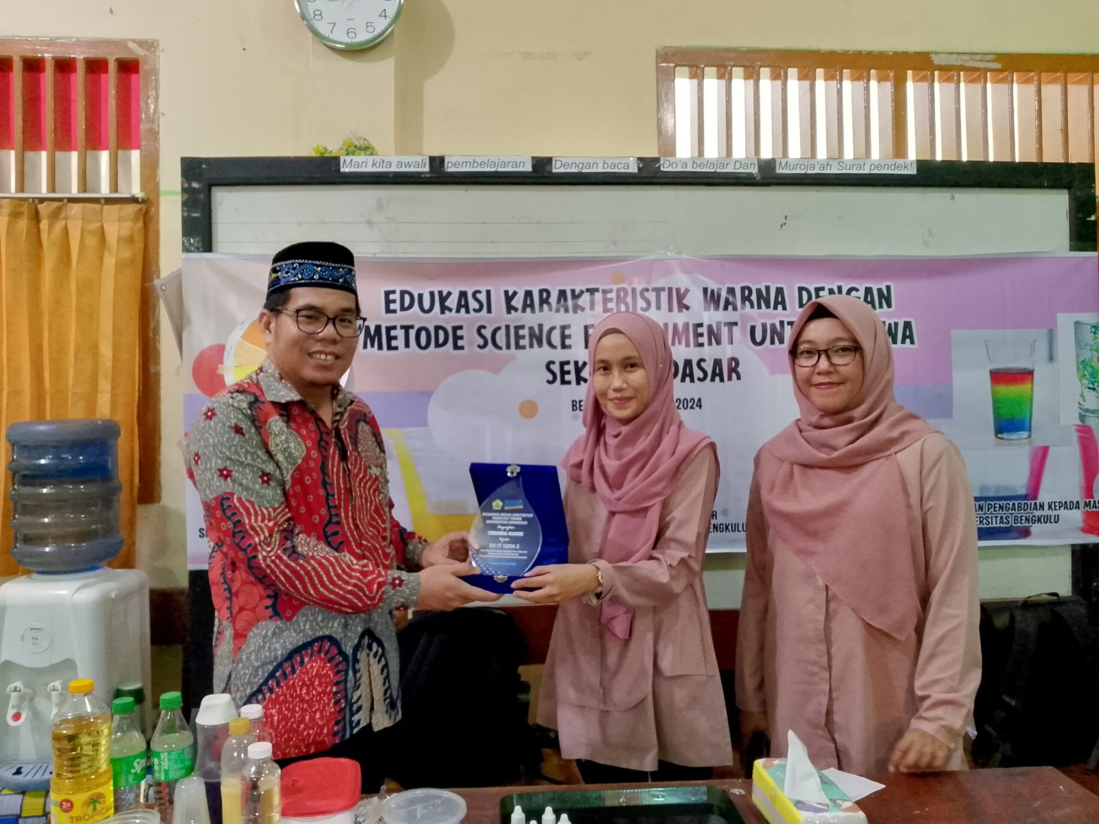 EDUKASI KARAKTERISTIK WARNA DENGAN METODE   SCIENCE EKSPERIMENT UNTUK SISWA SEKOLAH DASAR.