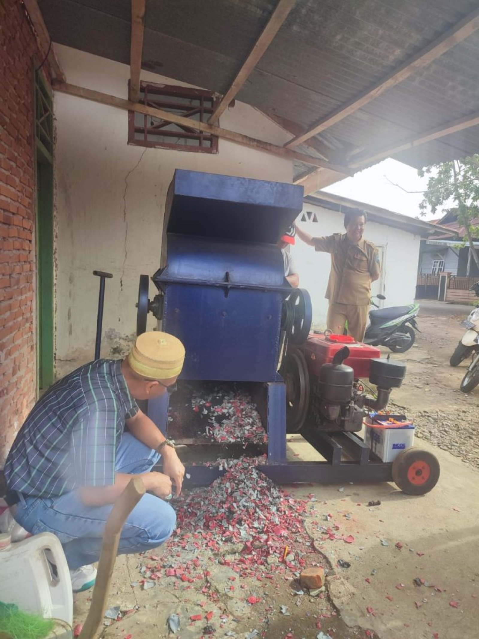 SOSIALISASI PENGGUNAAN MESIN PENCACAH SAMPAH ANORGANIK