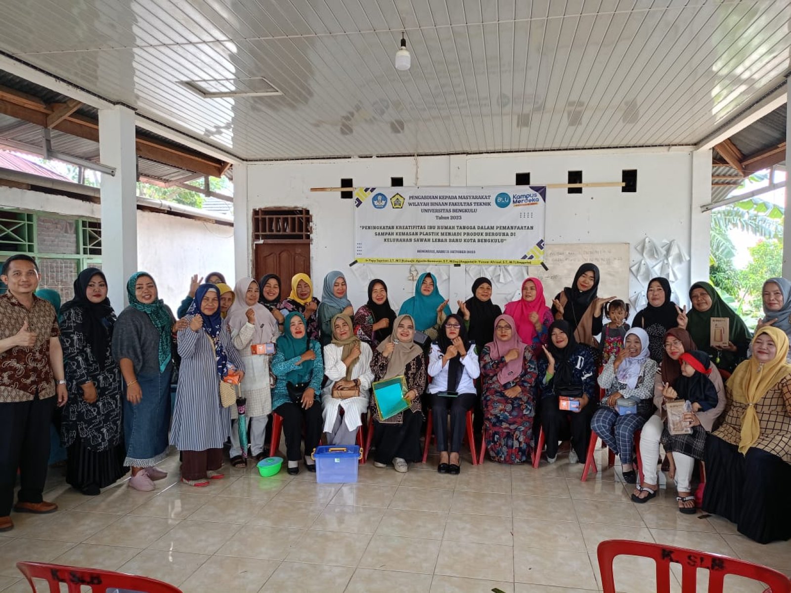 PENGABDIAN MASYARAKAT DOSEN FAKULTAS TEKNIK UNIVERSITAS BENGKULU DALAM PEMANFAATAN SAMPAH KEMASAN PLASTIK MENJADI PRODUK BERGUNA