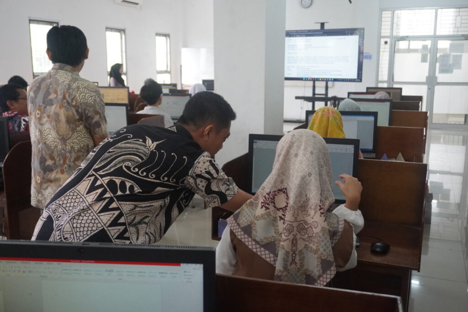 PELATIHAN PENGUASAAN APLIKASI PERKANTORAN UNTUK TENAGA KEPENDIDIKAN DISELINGKUNG FAKULTAS TEKNIK UNIVERSITAS BENGKULU